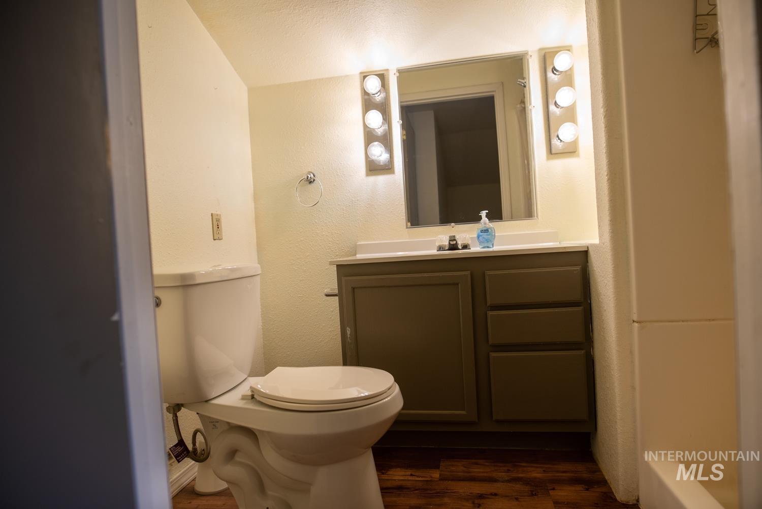 2240 Waite Road Midvale, ID 83645 - Photo 21 of 42 Bathroom featuring wood finished floors, vanity, and vaulted ceiling