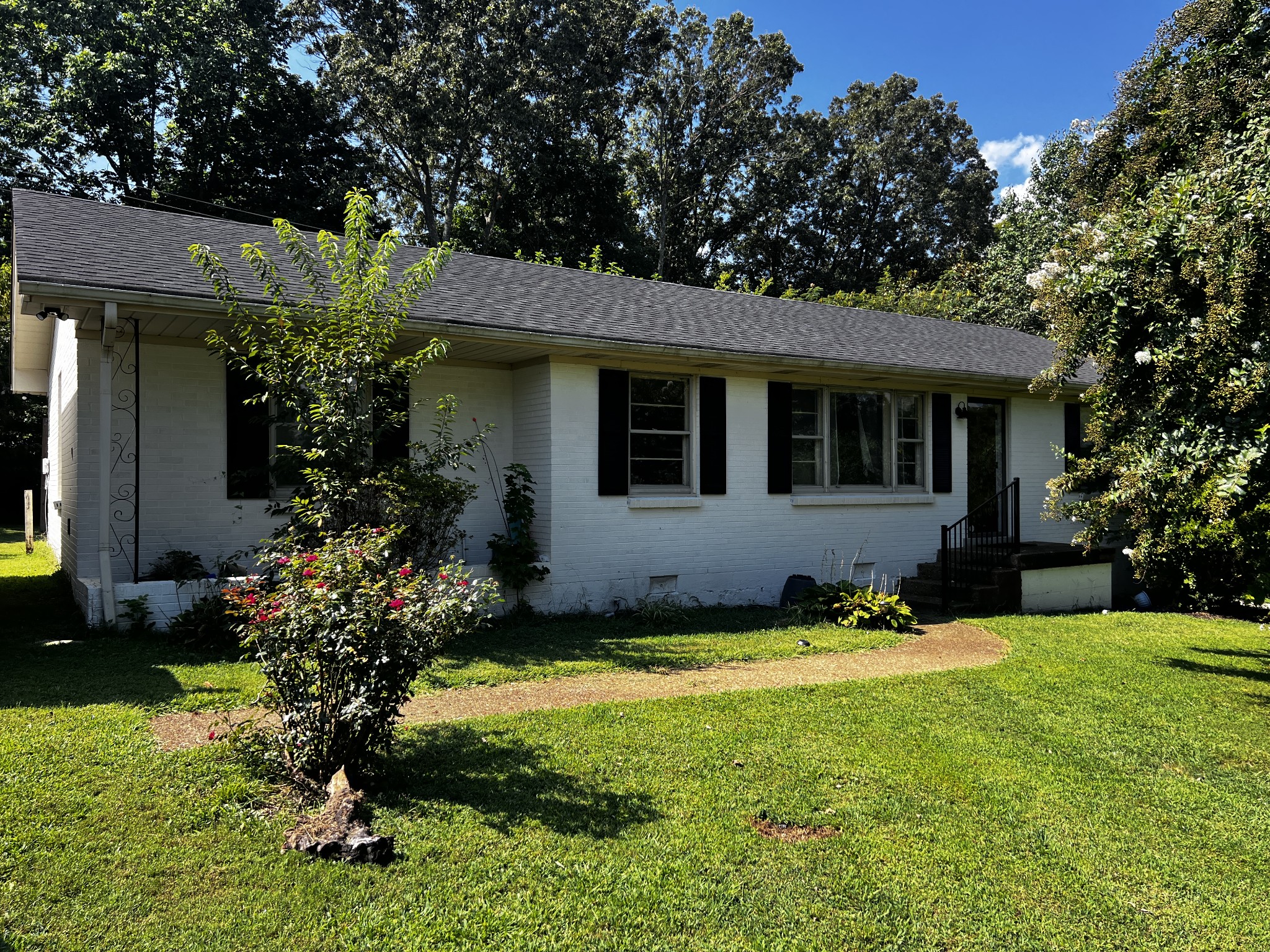 a view of a house with a yard