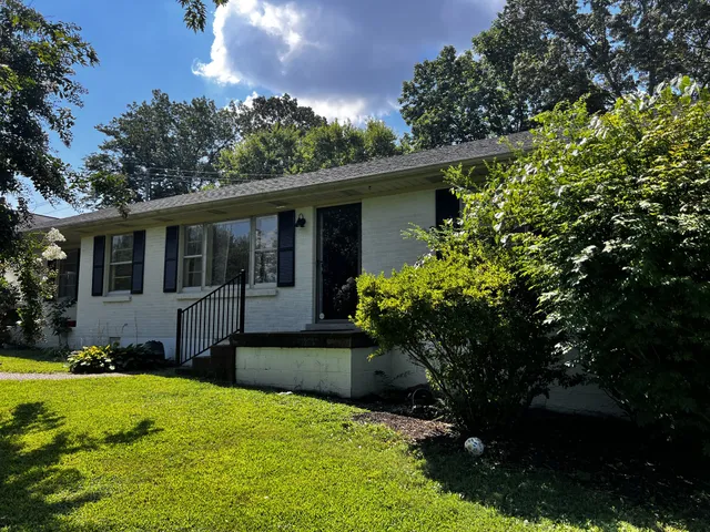 a view of a house with a yard