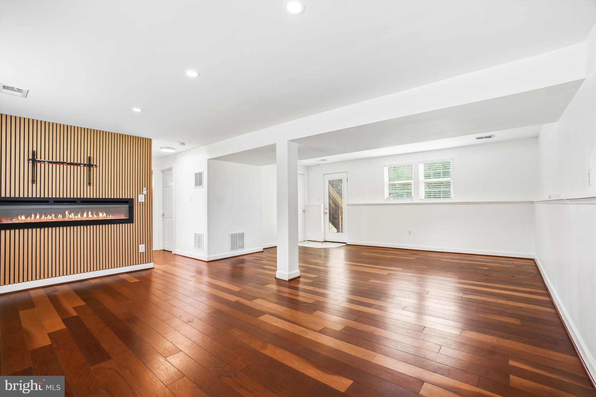 15304 Good Hope Road Silver Spring, MD 20905 - Photo 21 of 32 Living Room