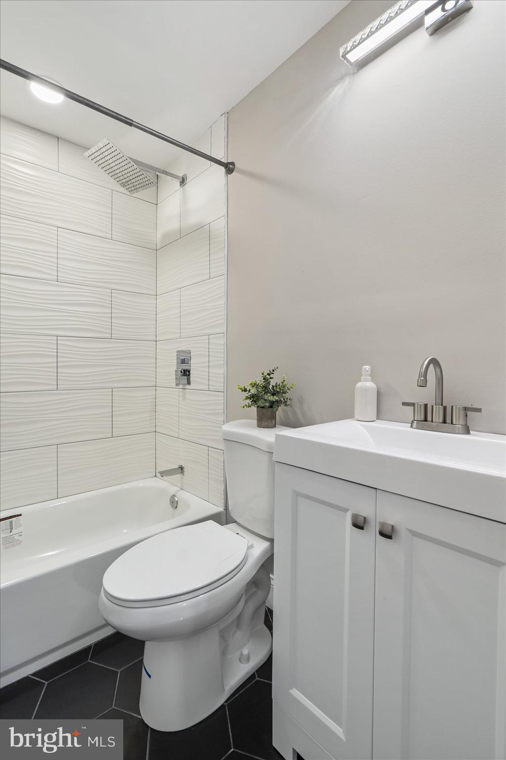 302 Sassafras Road Baltimore, MD 21221 - Photo 27 of 42 Upstairs Bathroom