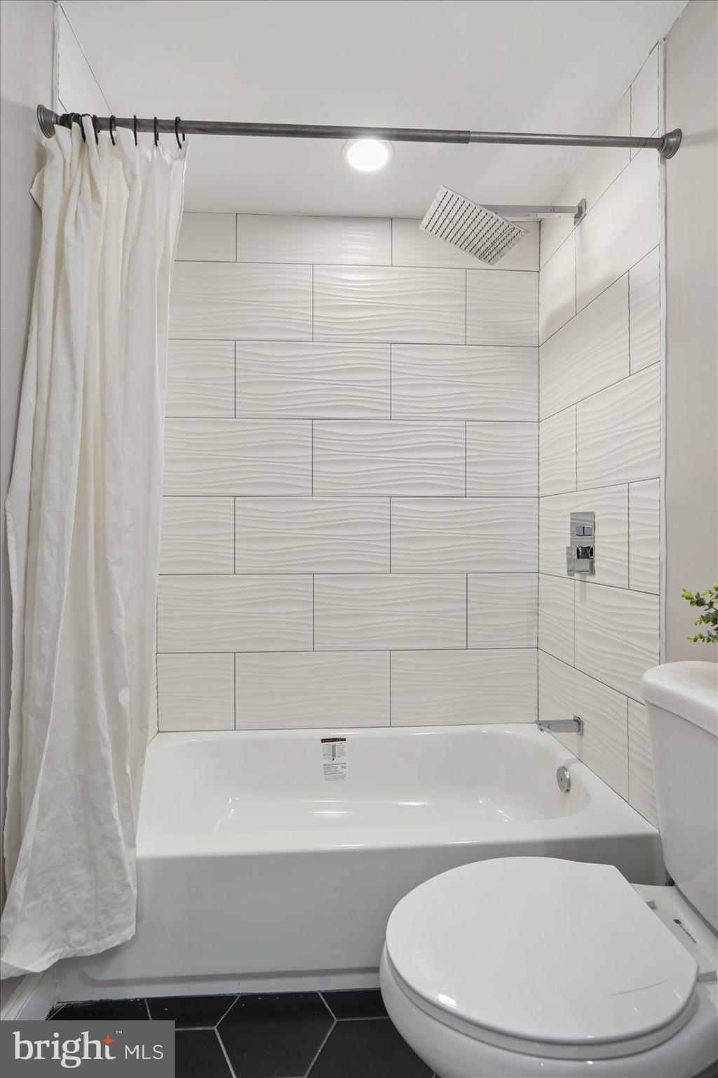 302 Sassafras Road Baltimore, MD 21221 - Photo 28 of 42 Upstairs Bathroom