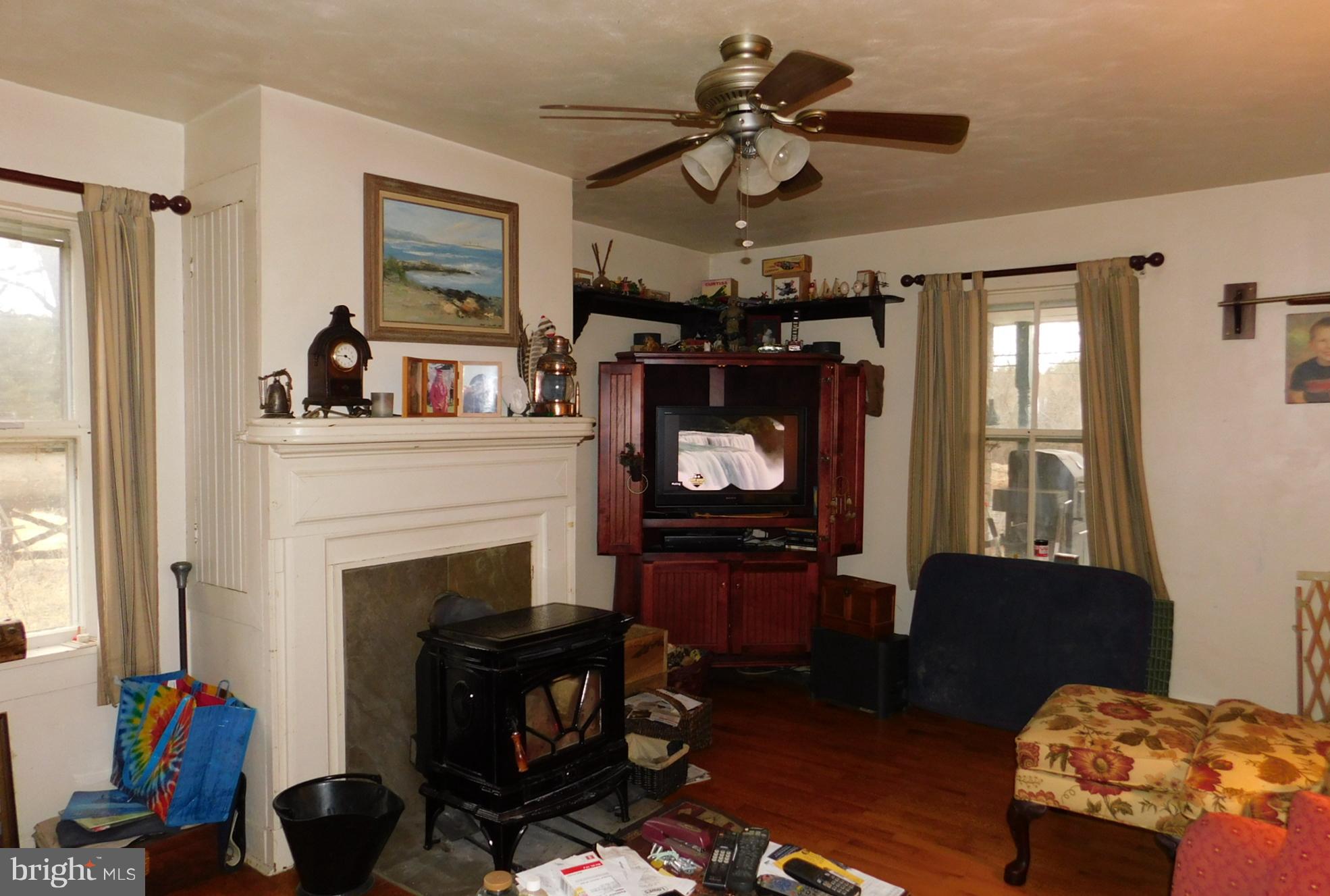 290 Howards Chapel Road Winchester, VA 22603 - Photo 11 of 30 Living Room