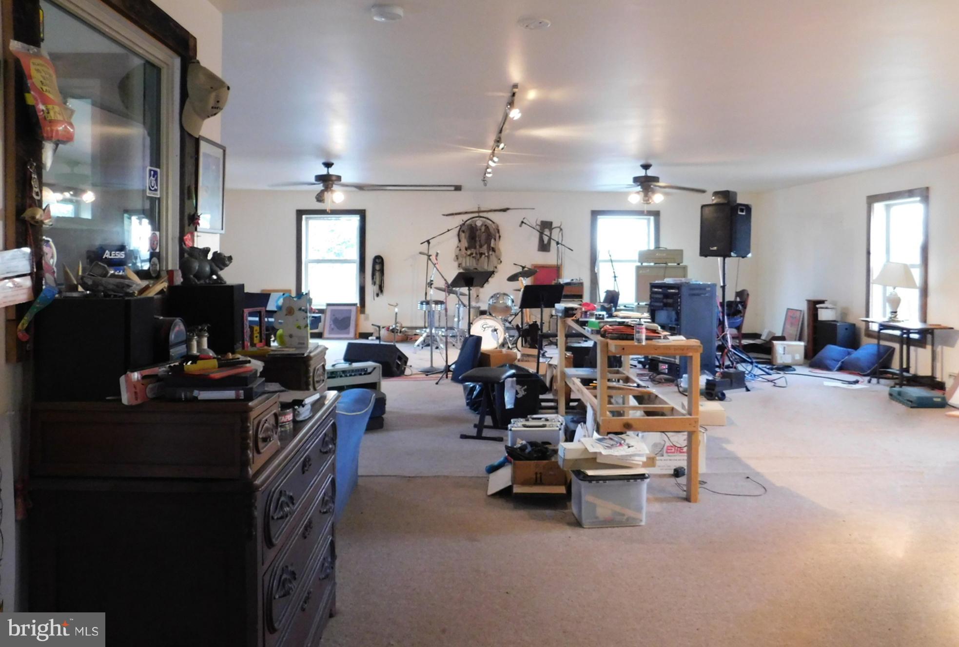 290 Howards Chapel Road Winchester, VA 22603 - Photo 25 of 30 Guest House Spacious Living Room