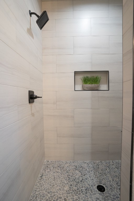 306 String Prairie Way Smithville, TX 78957 - Photo 15 of 25 Bathroom featuring a tile shower