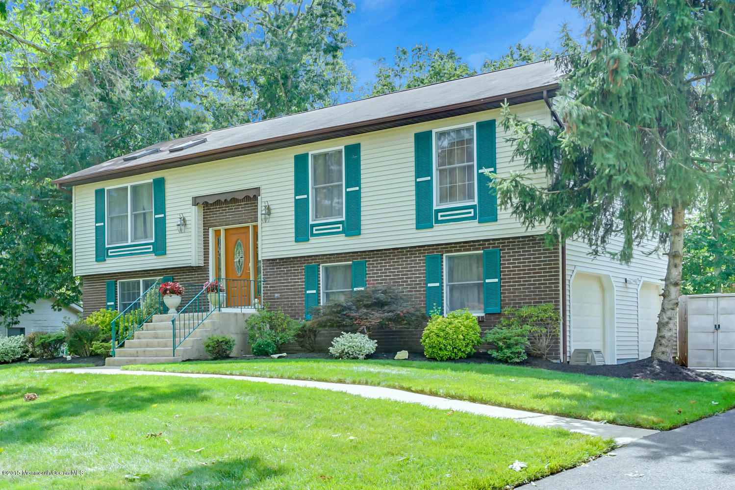 6 Hickory Hill Road Jackson, NJ 08527 - Photo 5 of 53 a front view of a house with a yard