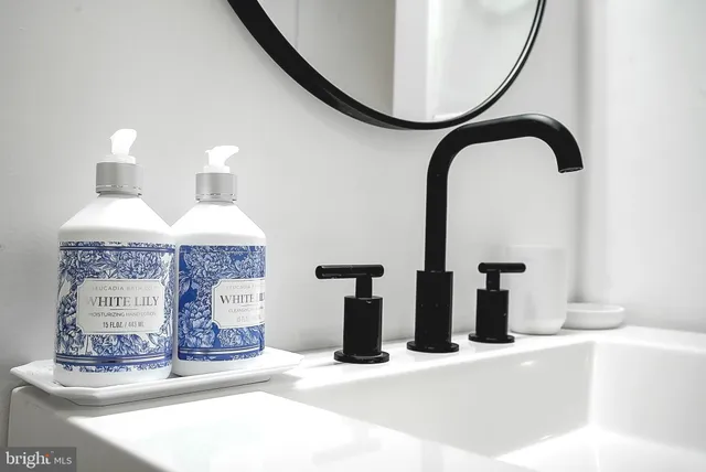 a close view of light fixtures and a mirror