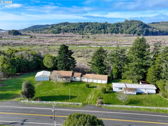 a view of a back yard