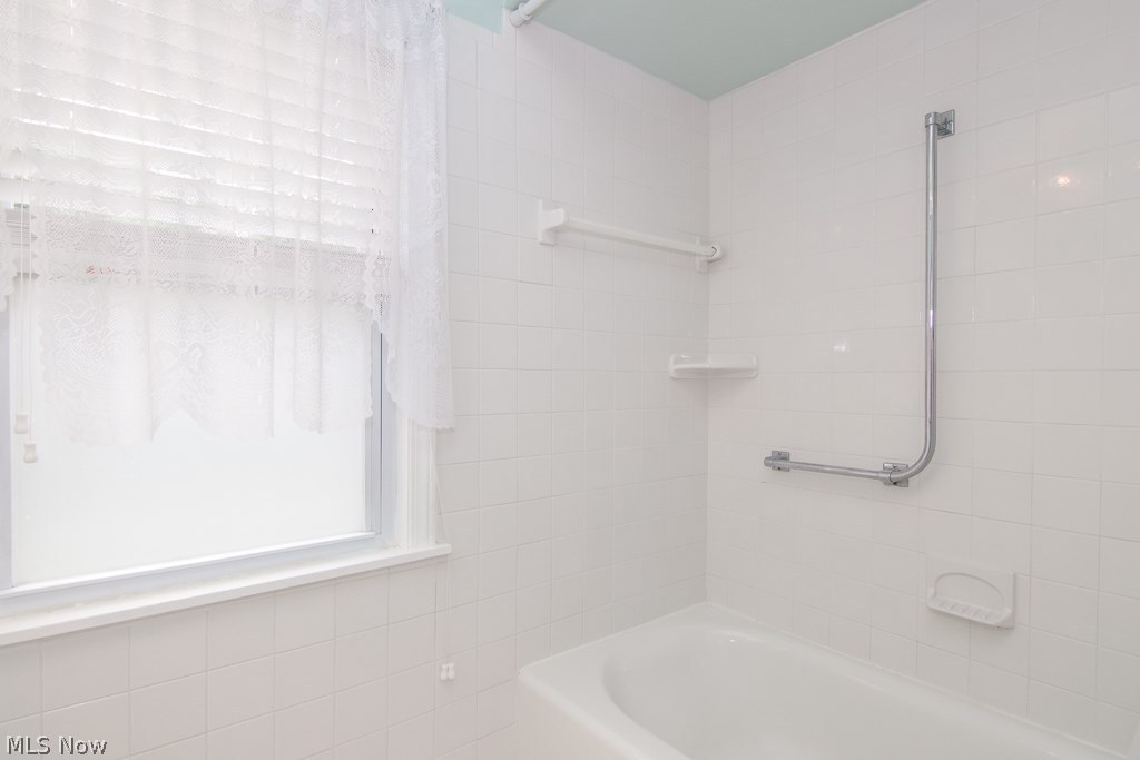 2337 North Taylor Road Cleveland, OH 44112 - Photo 16 of 34 Full bath upstairs