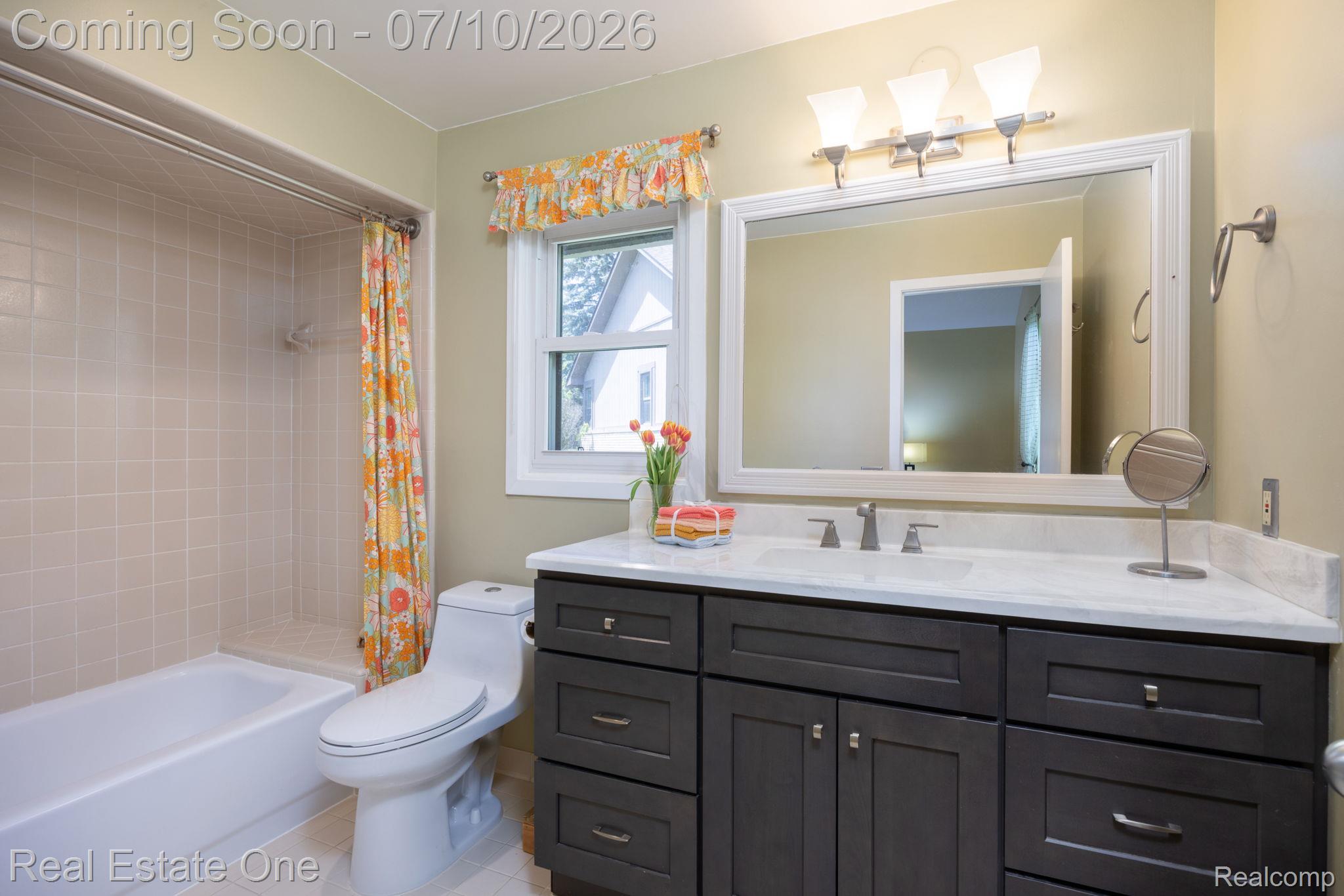 986 River Bend Drive Rochester, MI 48307 - Photo 13 of 28 Primary Bathroom