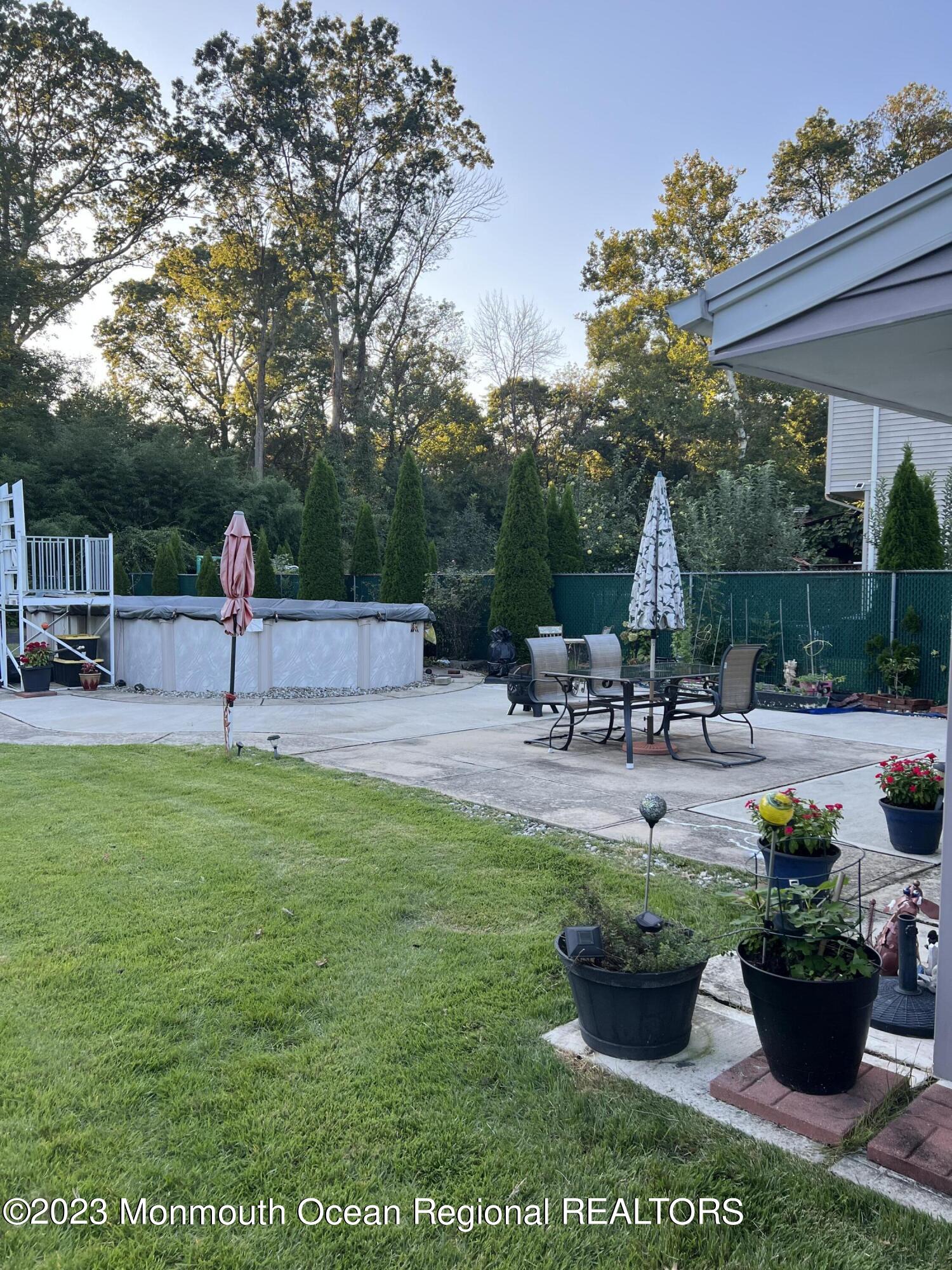 42 Epping Drive Kenilworth, NJ 07033 - Photo 21 of 22 a garden view with a seating space