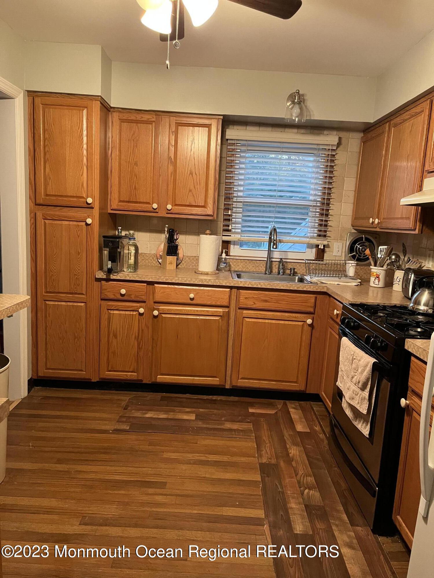 42 Epping Drive Kenilworth, NJ 07033 - Photo 6 of 22 Kitchen