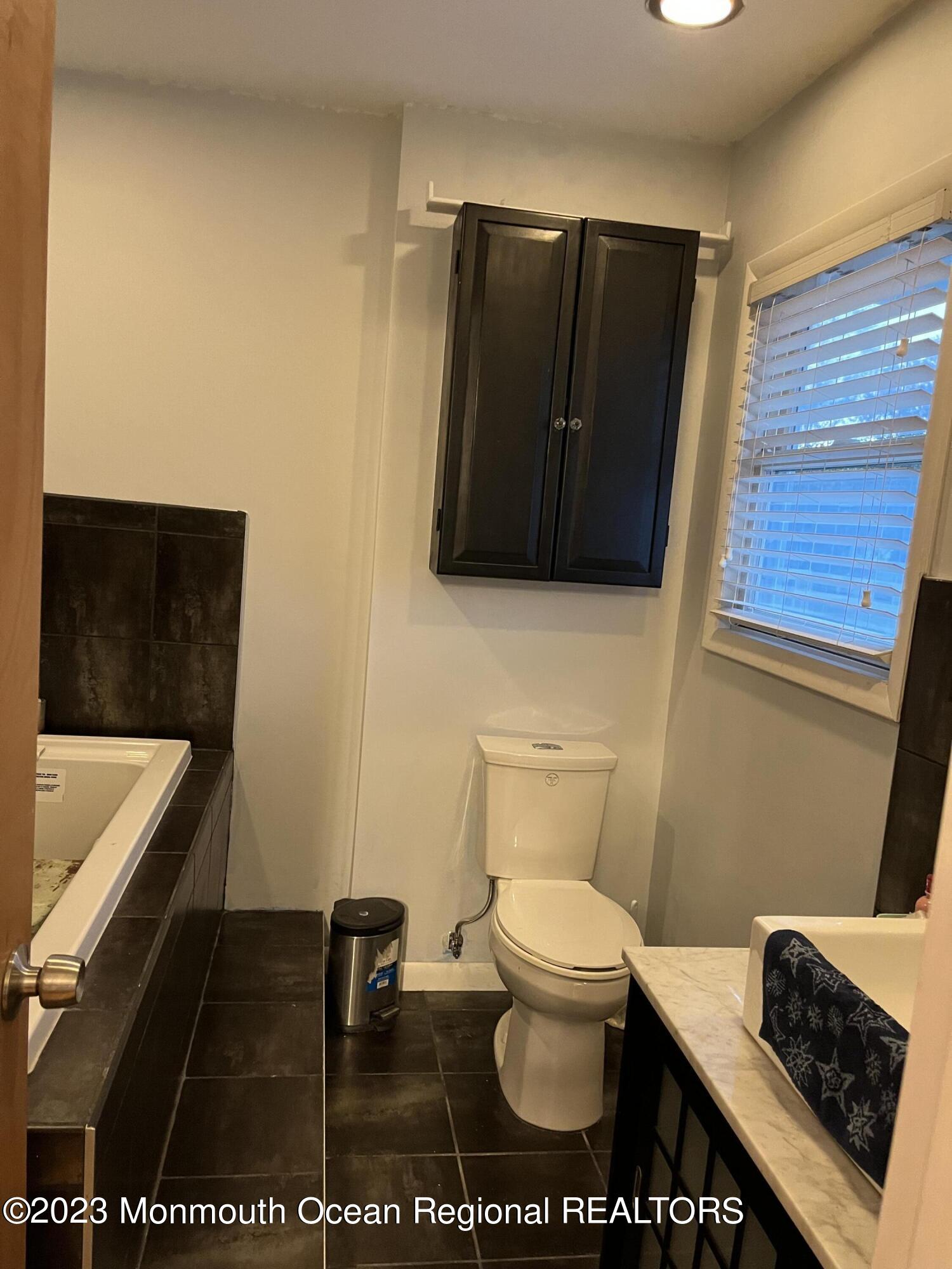 42 Epping Drive Kenilworth, NJ 07033 - Photo 10 of 22 a bathroom with a toilet a sink and bathtub