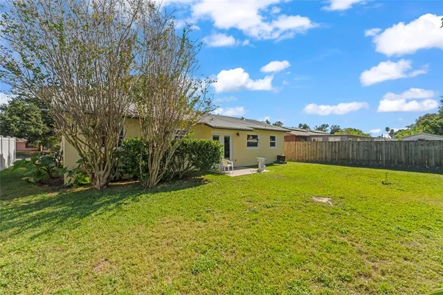 a view of a backyard