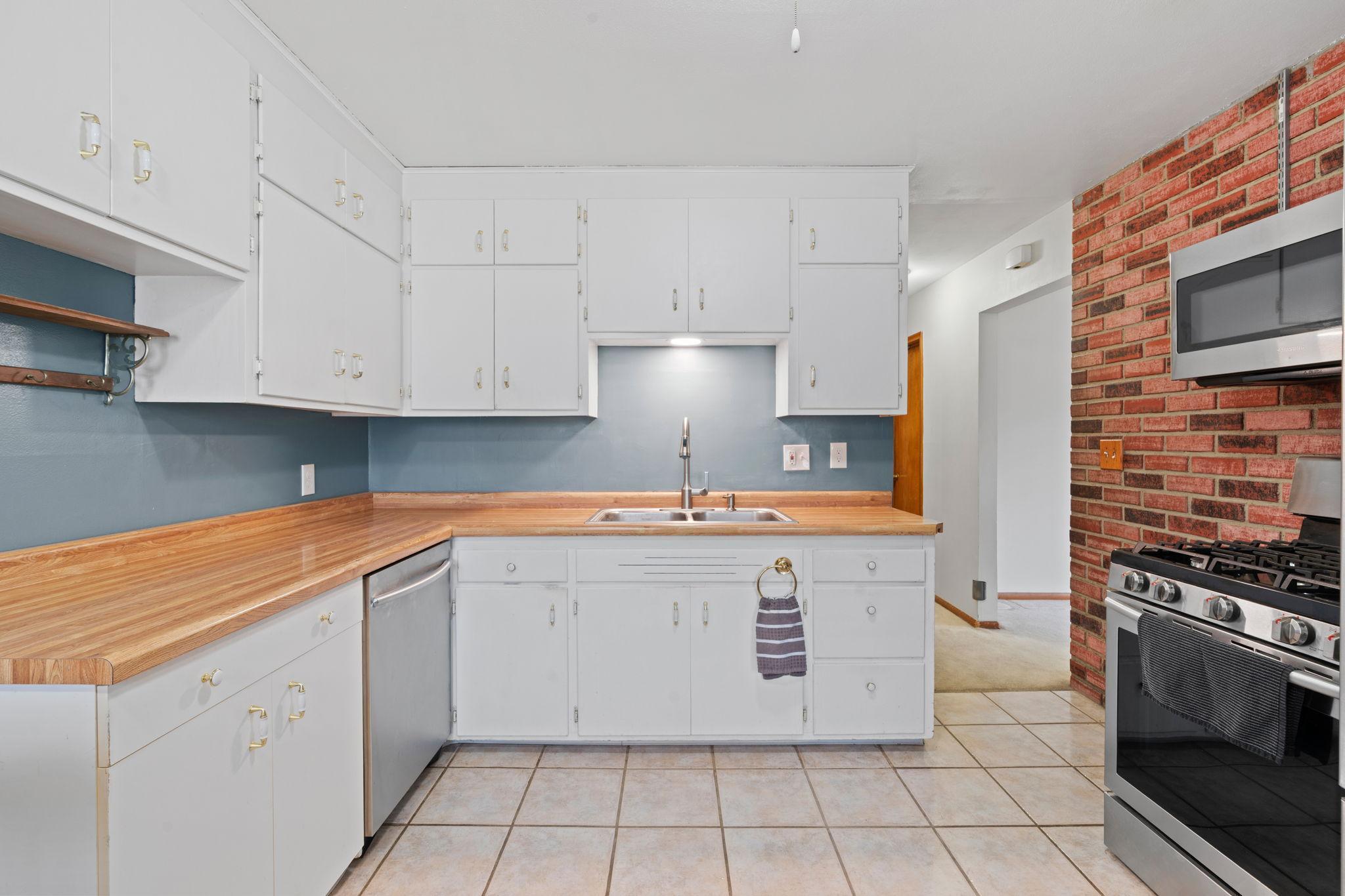 2008 Zircon Lane St. Paul, MN 55122 - Photo 4 of 14