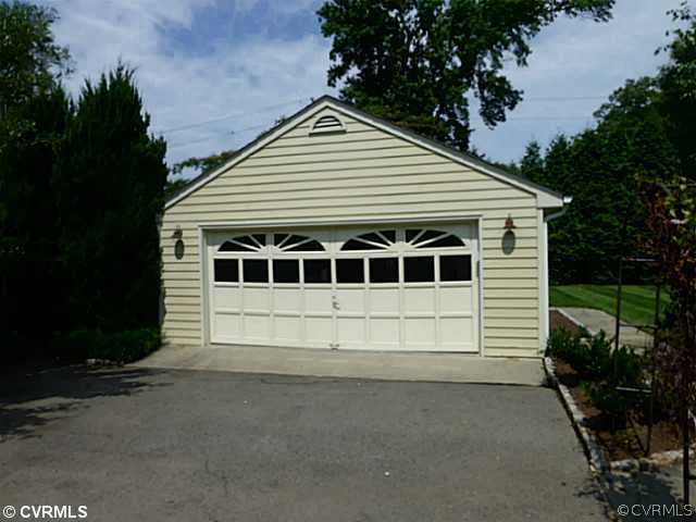 104 Penshurst Road Richmond, VA 23221 - Photo 4 of 4 Parking Lot/Garage - Cobble stone drive and two ca