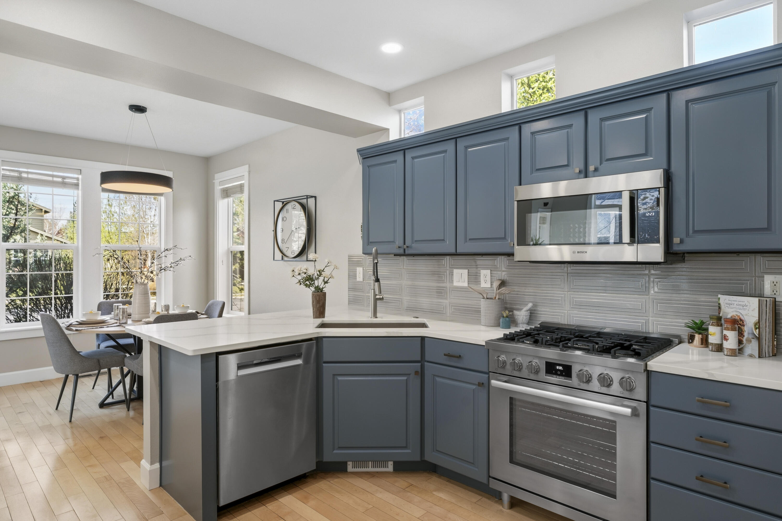 61425 Davis Lake Loop Bend, OR 97702 - Photo 3 of 51 33-Kitchen