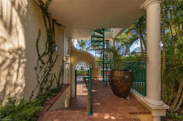 a view of entryway with garden