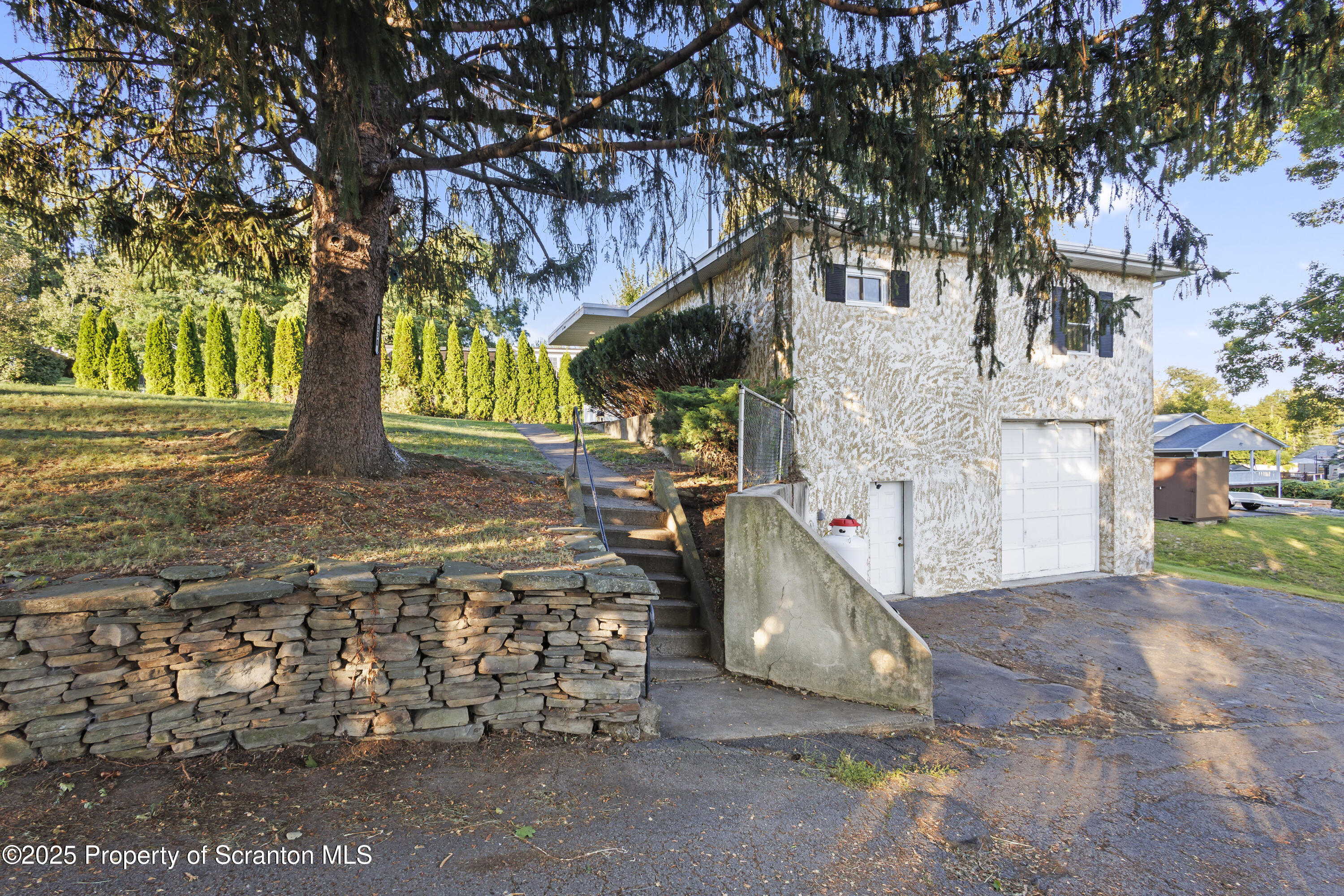 231 Gaston Place Scranton, PA 18508 - Photo 25 of 26 H27A2924 2