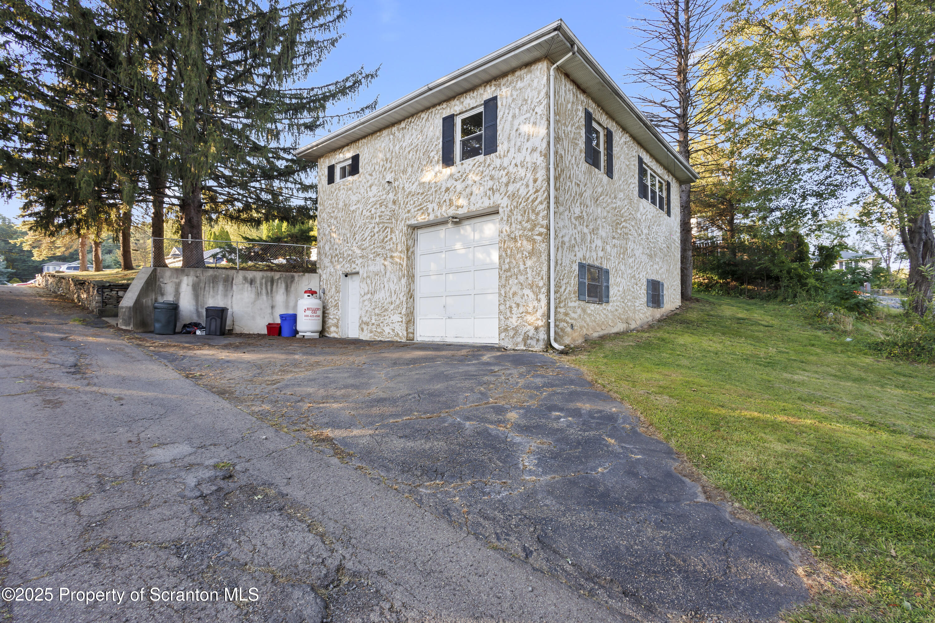 231 Gaston Place Scranton, PA 18508 - Photo 3 of 26 H27A2914 3