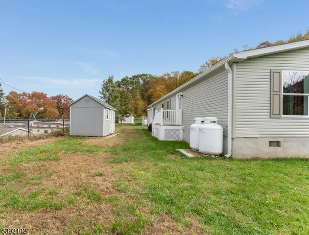 a view of a house with backyard