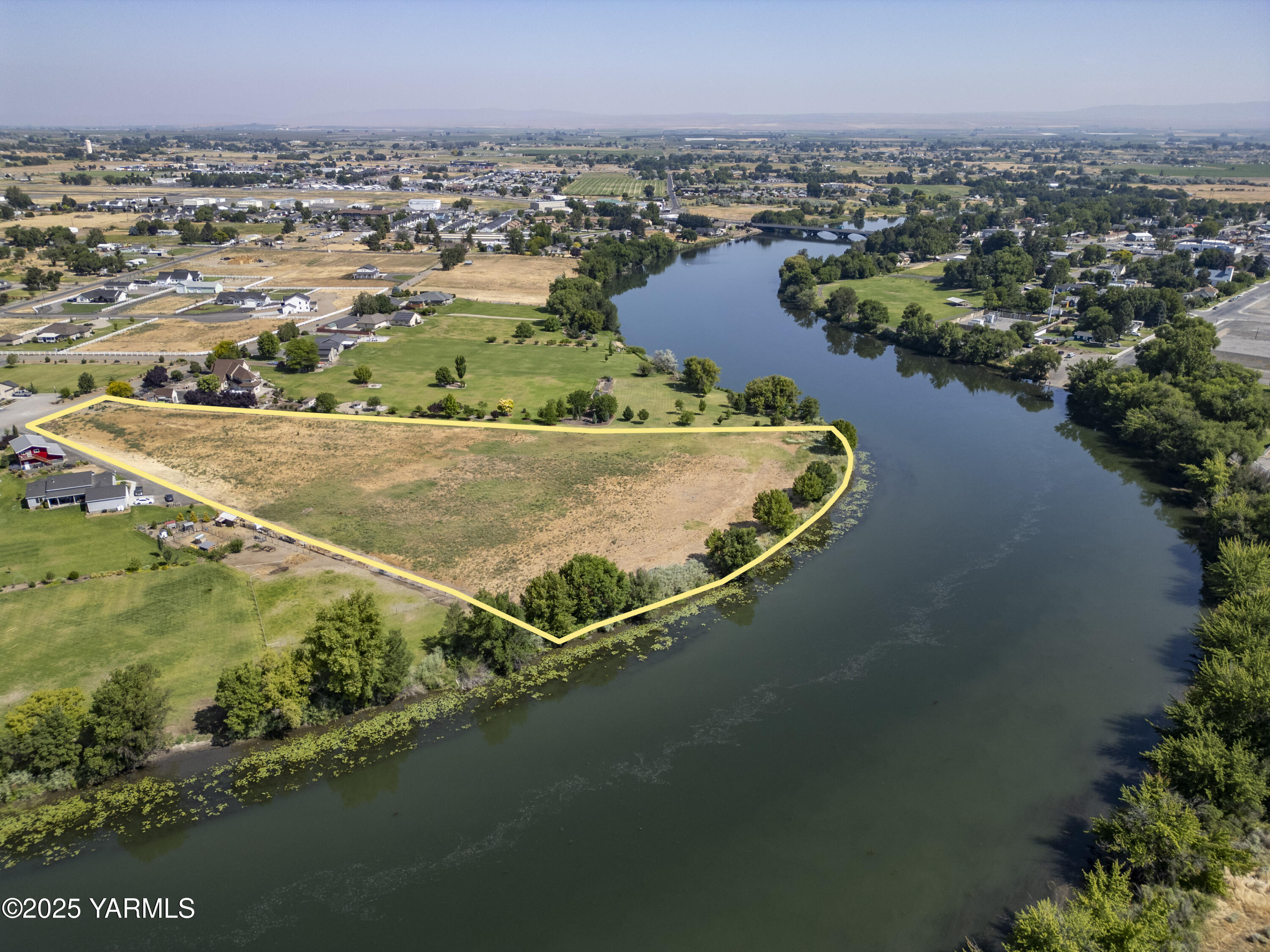723 1366 Prairie South Prosser, WA 99350 - Photo 4 of 11 an aerial view of residential houses with outdoor space and river