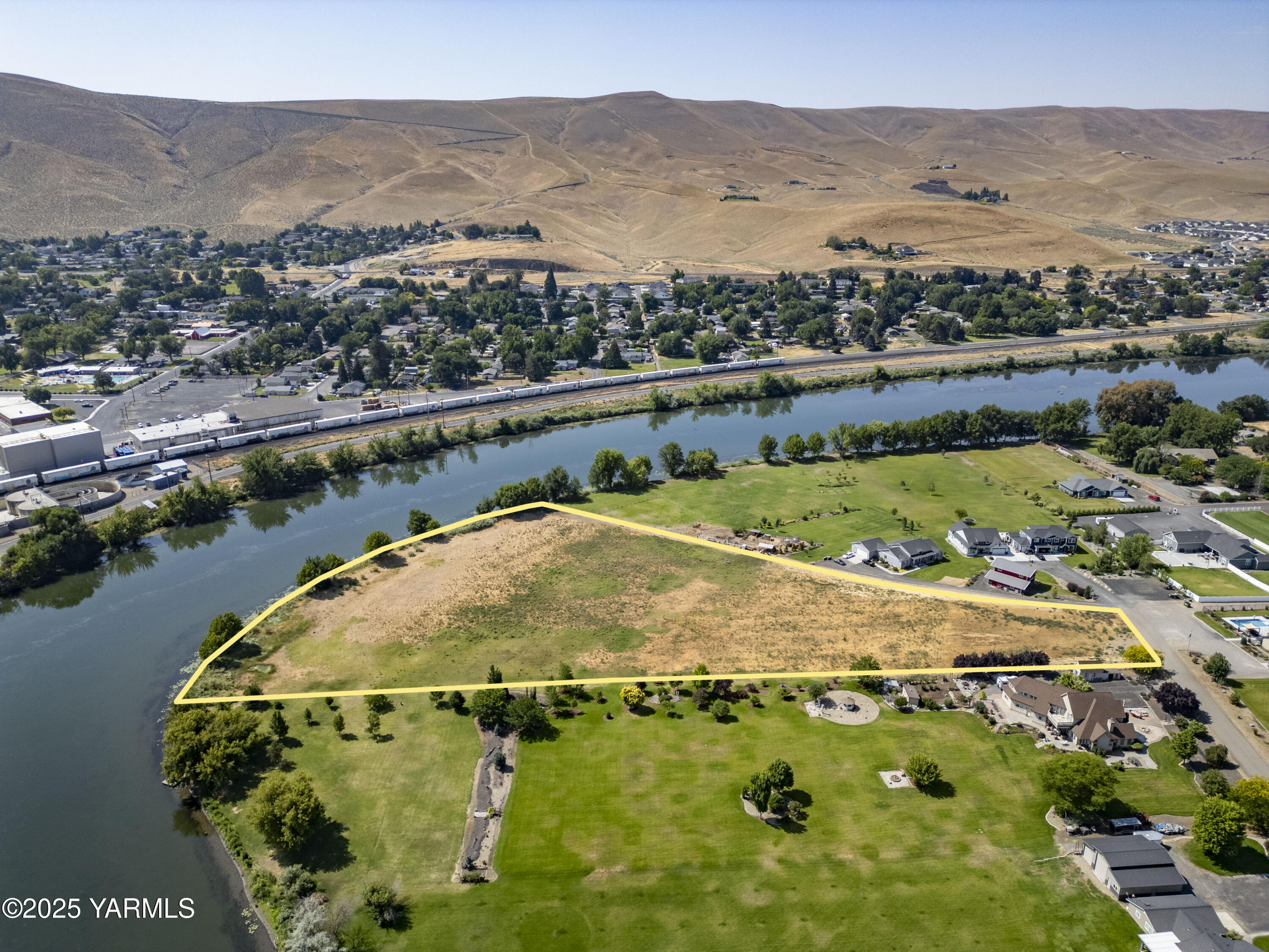 723 1366 Prairie South Prosser, WA 99350 - Photo 9 of 11 an aerial view of residential houses with outdoor space and river