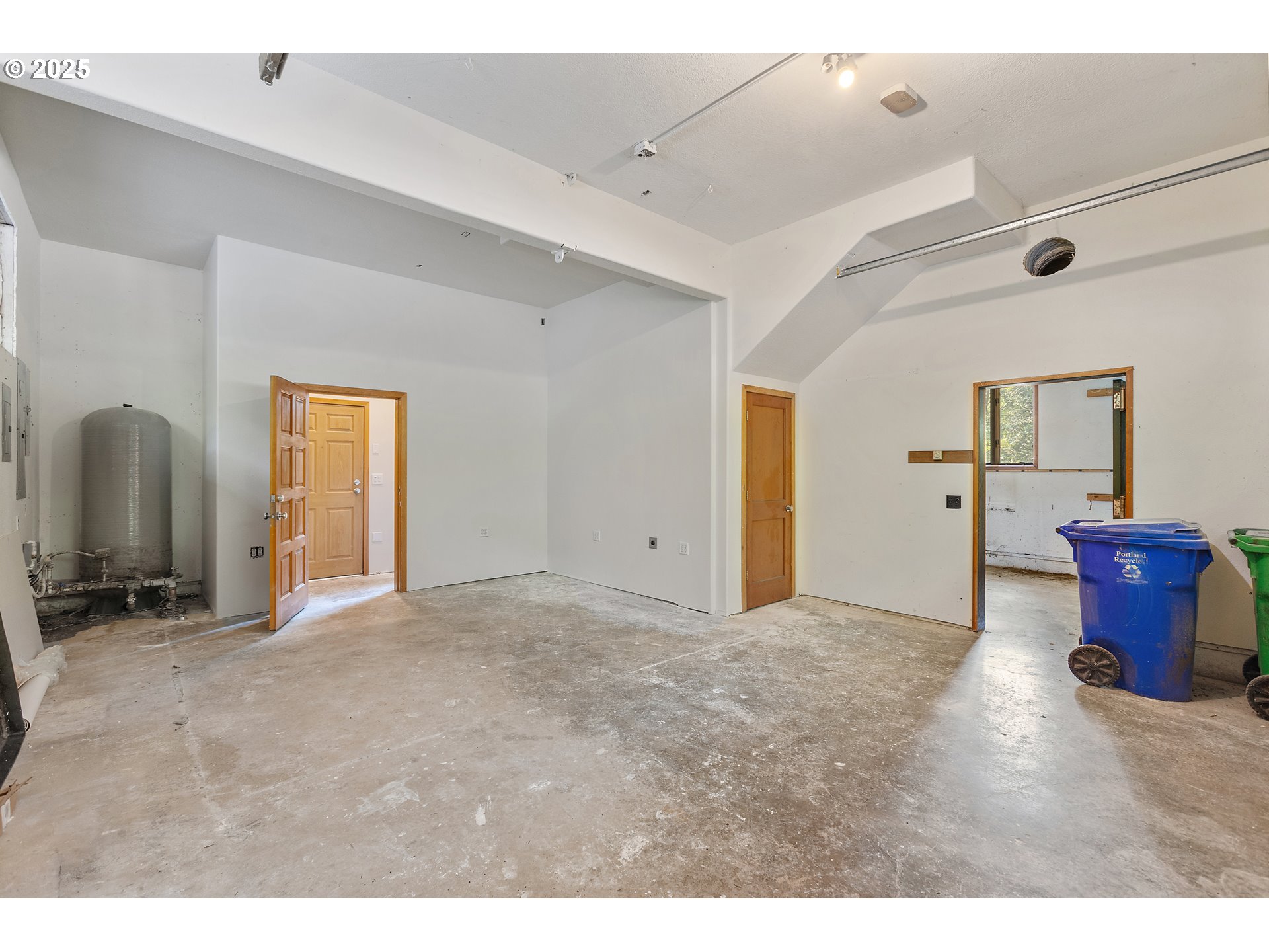 6131 Northwest Thompson Road Portland, OR 97210 - Photo 29 of 48 a view of an empty room