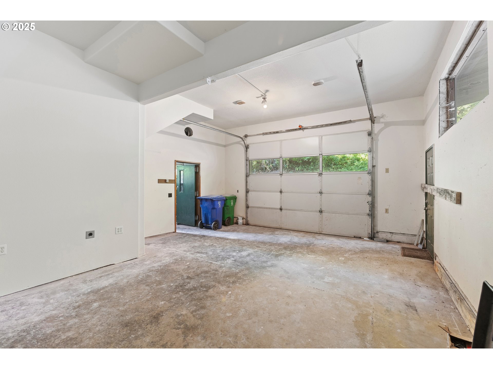 6131 Northwest Thompson Road Portland, OR 97210 - Photo 30 of 48 a view of a garage
