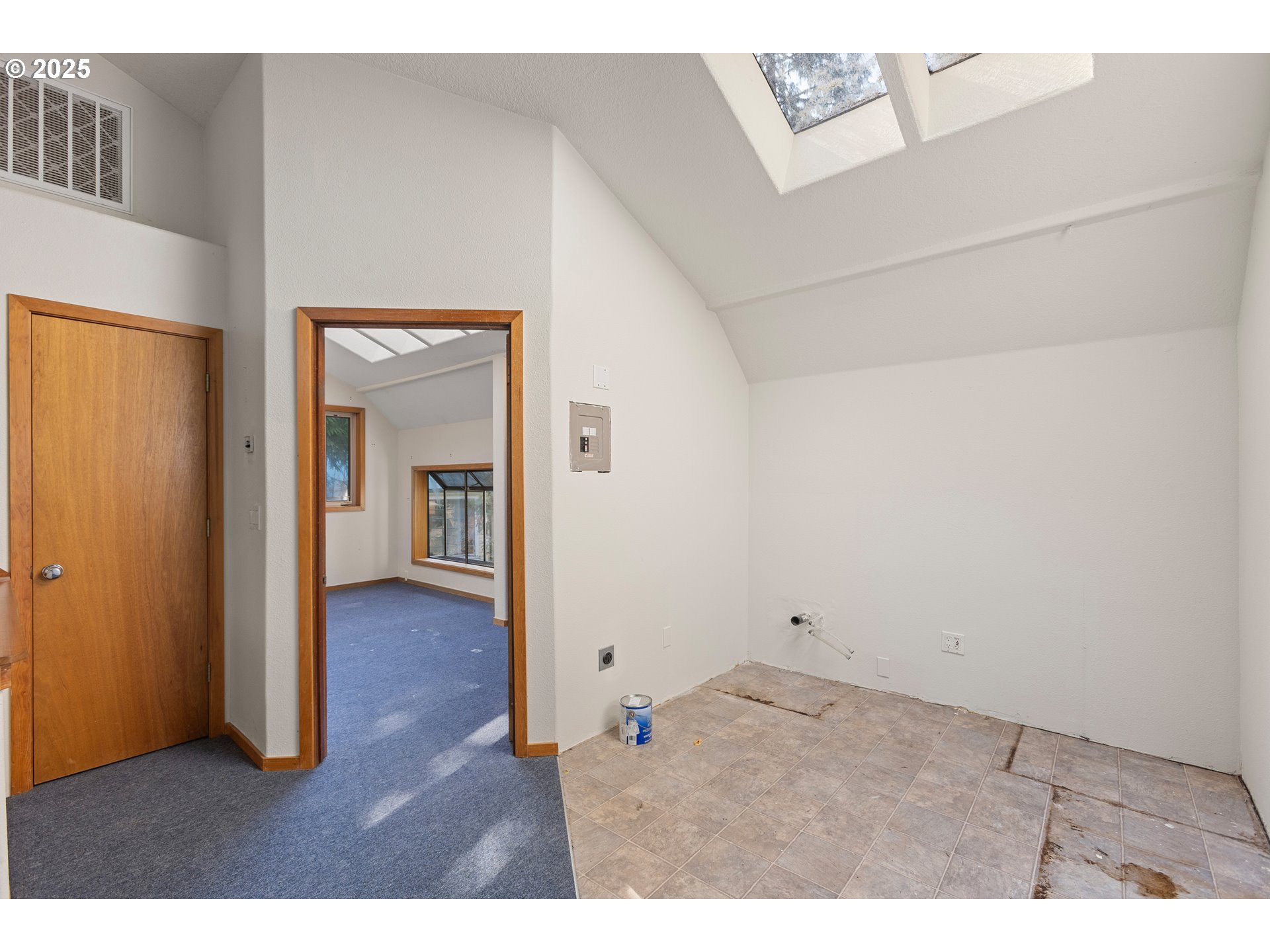6131 Northwest Thompson Road Portland, OR 97210 - Photo 34 of 48 a view of empty room with wooden floor