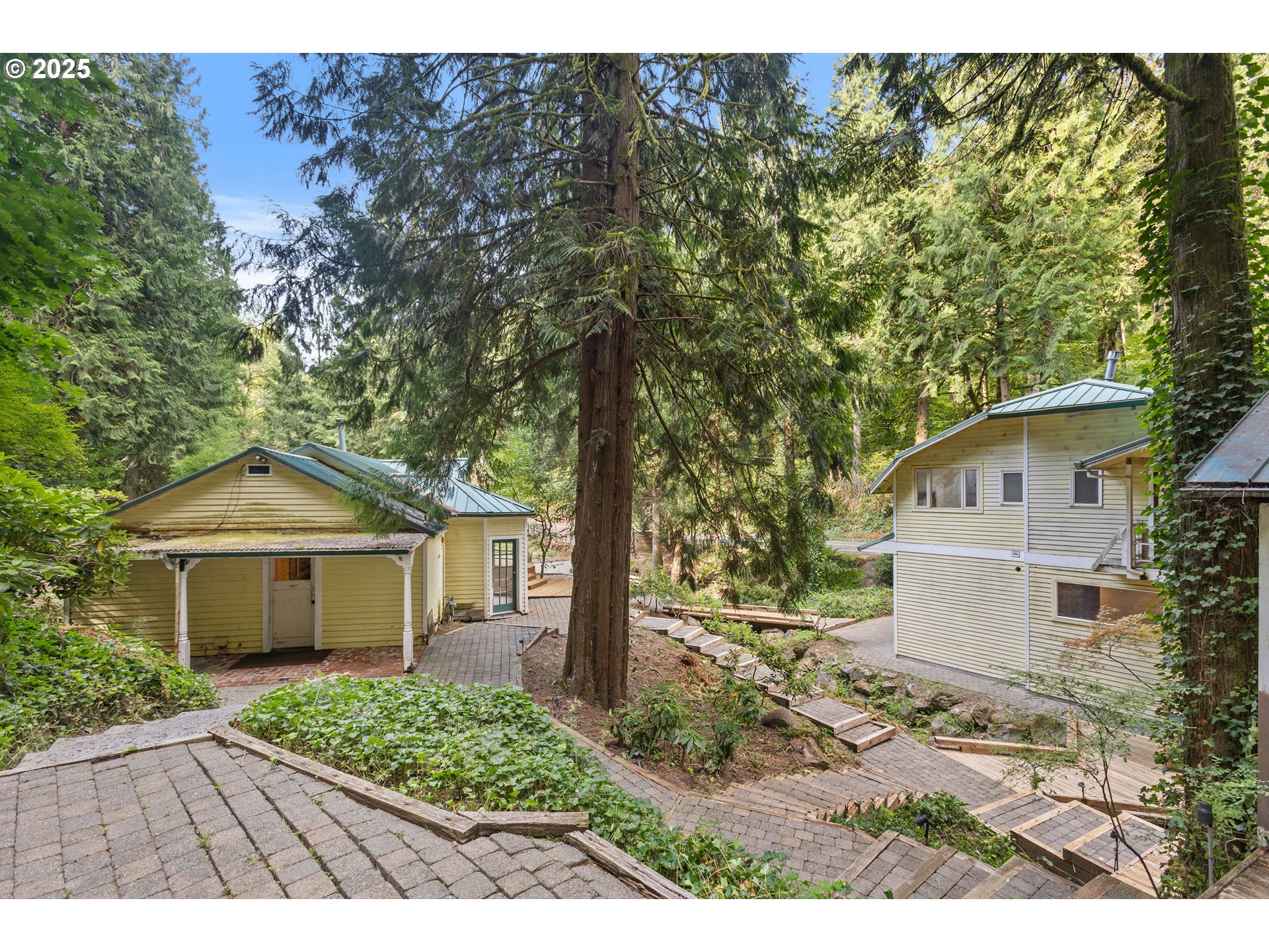 6131 Northwest Thompson Road Portland, OR 97210 - Photo 44 of 48 a front view of a house with garden