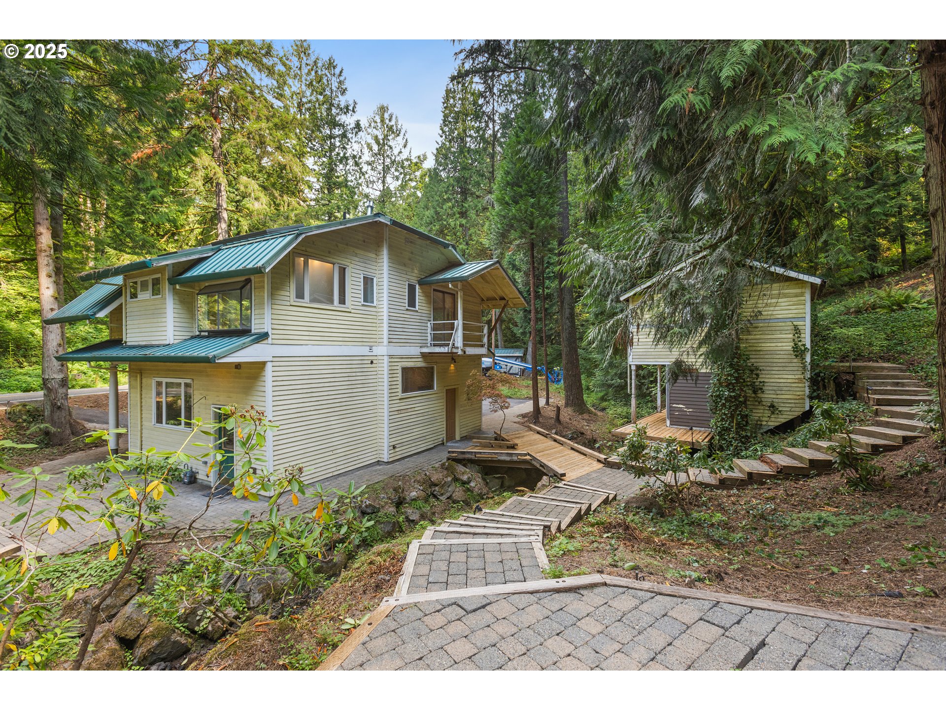 6131 Northwest Thompson Road Portland, OR 97210 - Photo 5 of 48 a front view of a house with a garden