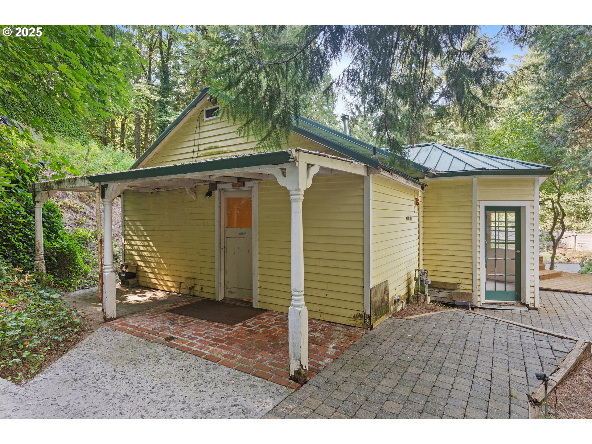 6131 Northwest Thompson Road Portland, OR 97210 - Photo 7 of 48 a backyard of a house with seating space