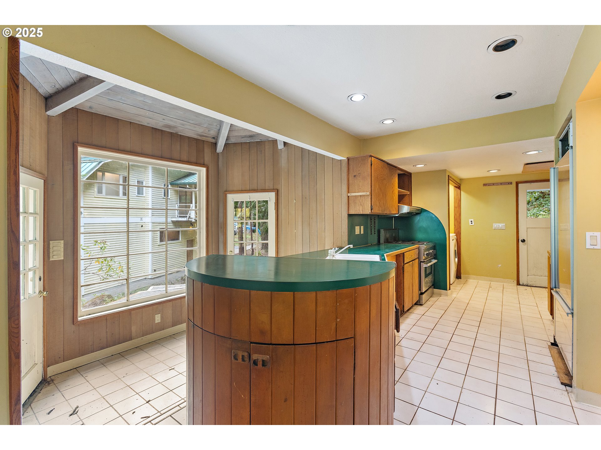6131 Northwest Thompson Road Portland, OR 97210 - Photo 10 of 48 a view of a bathroom with a tub and mirror