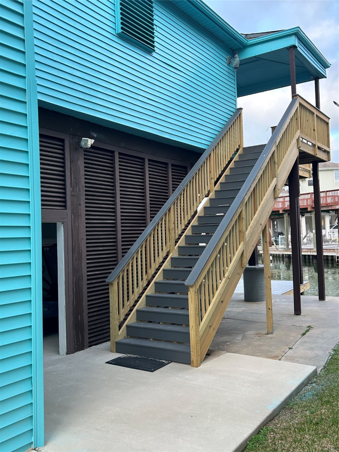 306 Isles End Road Tiki Island, TX 77554 - Photo 6 of 25 a view of entryway with a front door