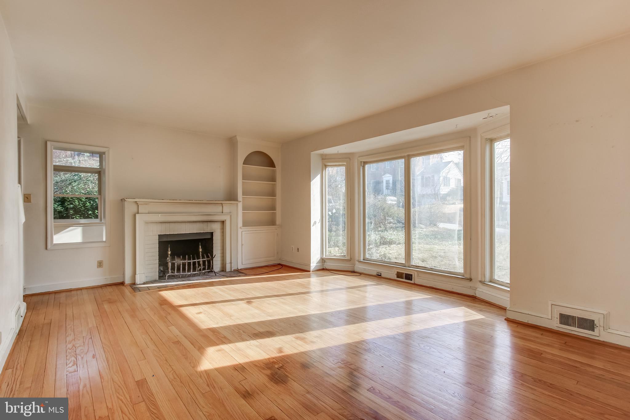 9502 Thornhill Road Silver Spring, MD 20901 - Photo 4 of 42 Living Room