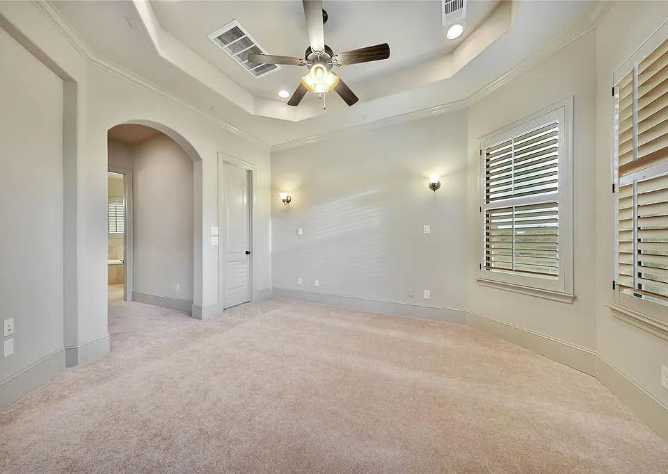 910 Snover Street, Unit A Houston, TX 77007 - Photo 13 of 26 an empty room with windows and fan