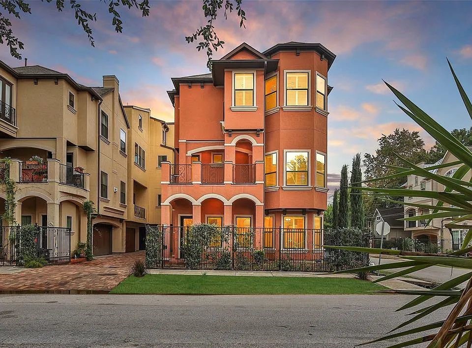 910 Snover Street, Unit A Houston, TX 77007 - Photo 26 of 26 a front view of a residential apartment building with a yard