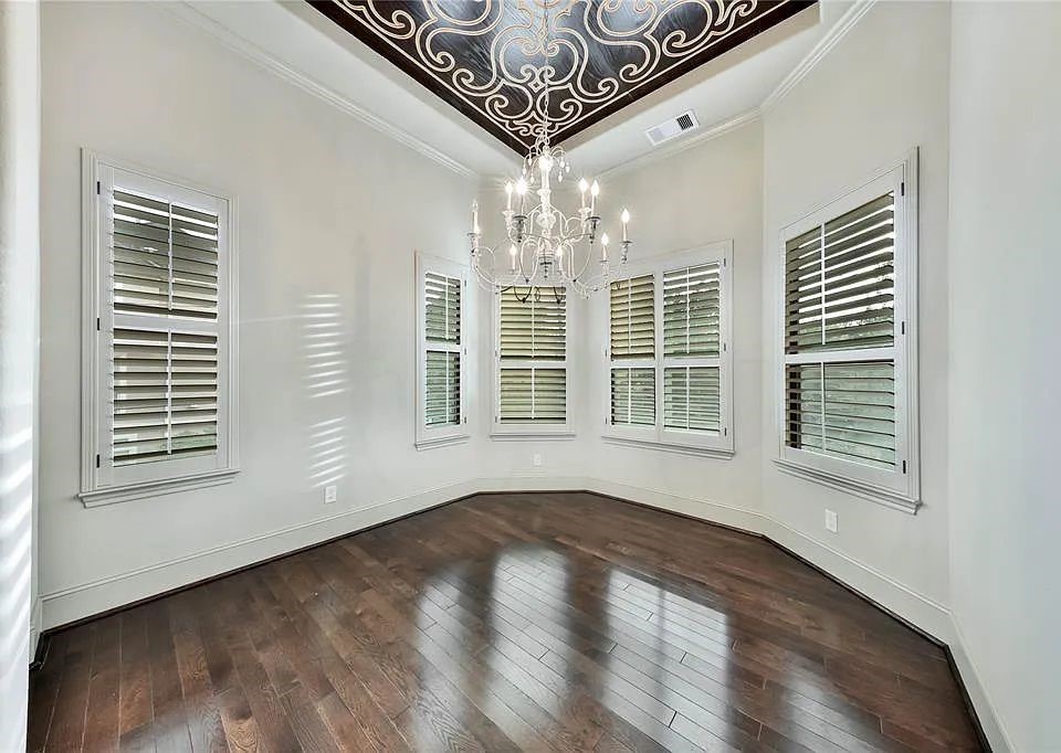 910 Snover Street, Unit A Houston, TX 77007 - Photo 10 of 26 a view of an empty room with a window