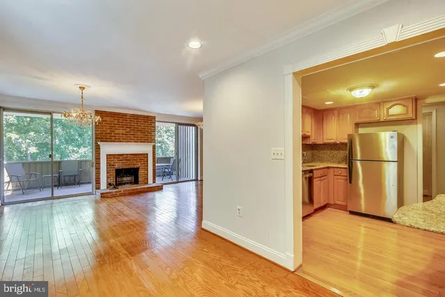 a view of a chandelier in big room and chandelier