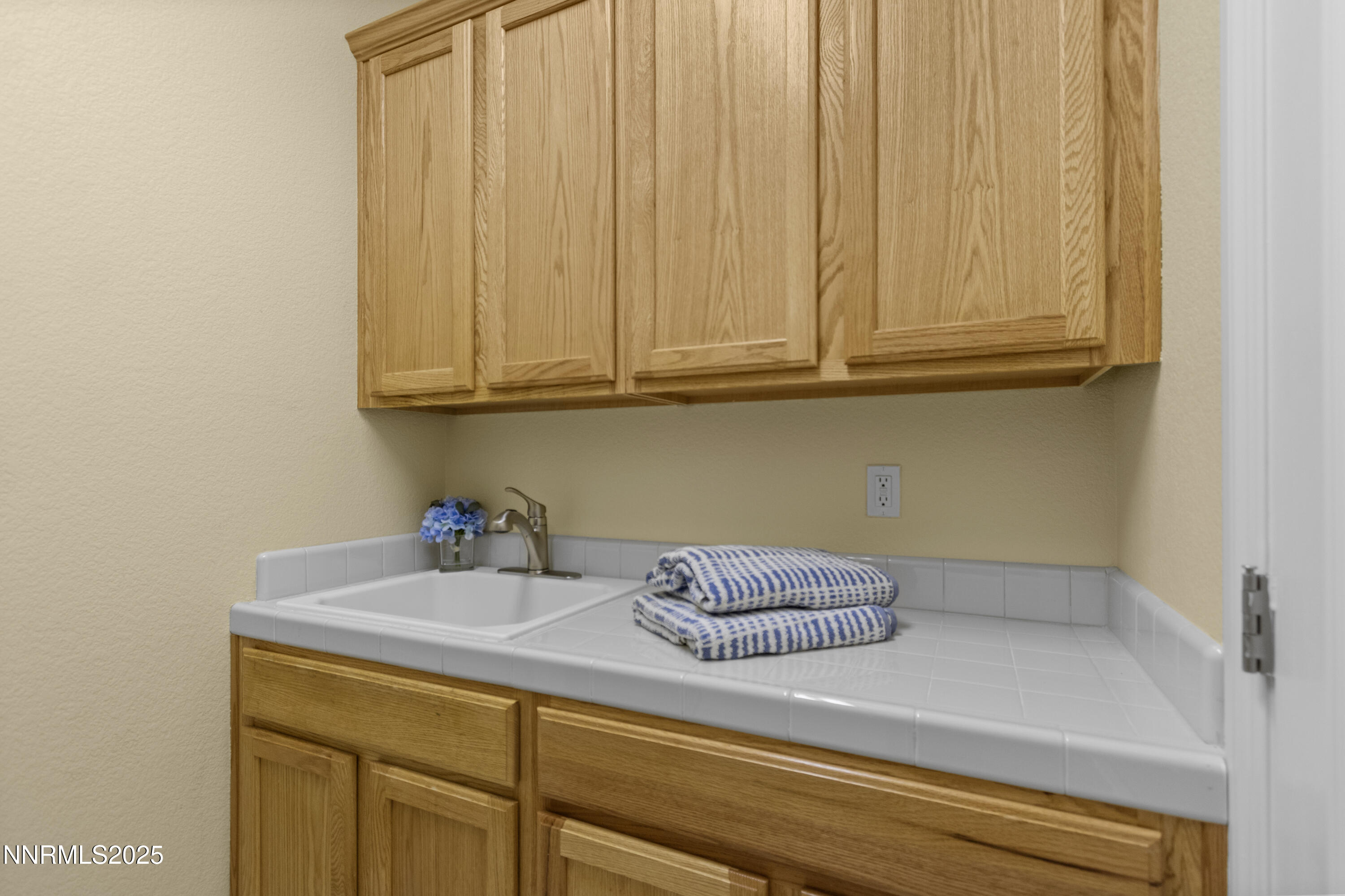 650 Caspian Court Reno, NV 89521 - Photo 37 of 40 a bathroom with a sink