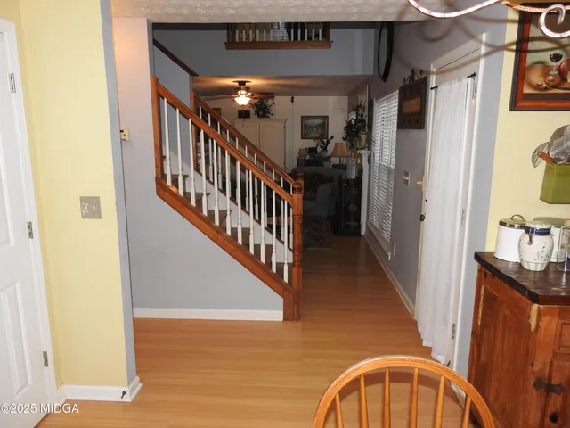 a view of an entryway with a livingroom