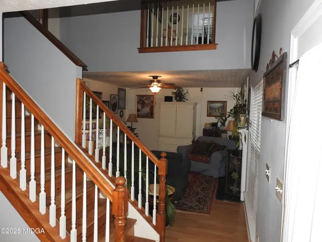 a view of entryway and workspace