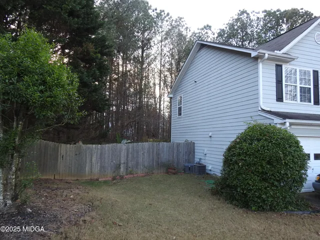 a view of a backyard