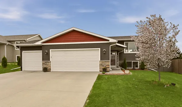 $369,900 | 635 Strafford Drive, Zumbrota, MN 55992