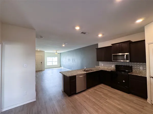 $1,830 | 356 Crescent Park Drive, Jarrell, TX 76537