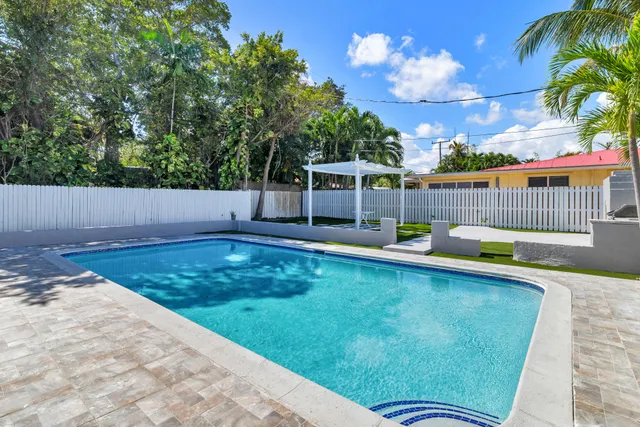 a view of a house with a backyard