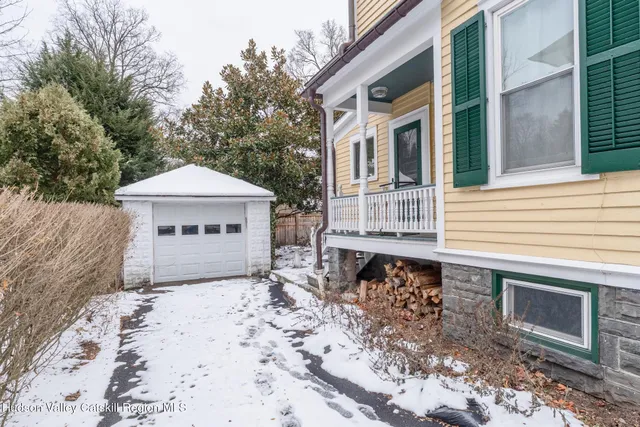 a view of a yard with a tree