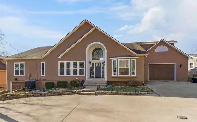 $1,500,000 | 12 West St Lake, Lee's Summit, MO 64086