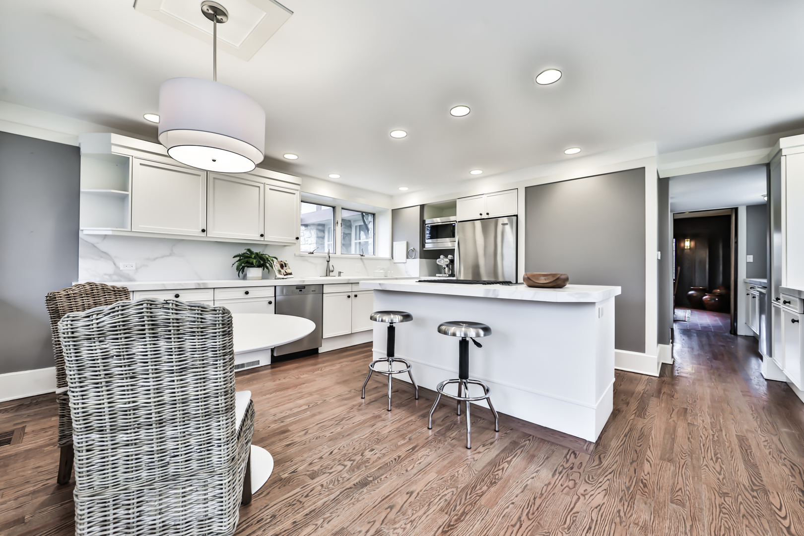 223 Bloomingbank Road Riverside, IL 60546 - Photo 5 of 50